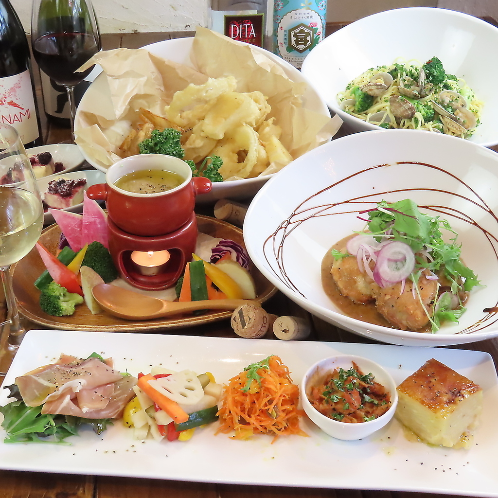 【ボリューム満点】コースではフレンチ総菜の魅力が詰まった一皿、旬の食材を使用した料理が並びます