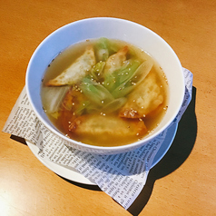 揚げ餃子と白菜の中華風スープの写真
