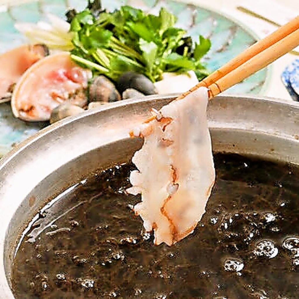 自慢の名物料理、もずくたこしゃぶ。本場の味をご賞味あれ！