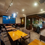 座り心地の良い椅子たち。広々とした店内でカフェ利用からお食事会、サプライズ祝いまで幅広くどうぞ