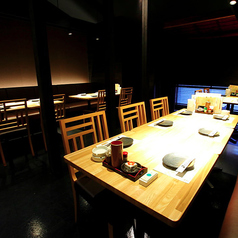 2階 照明が控えめで落ち着いた雰囲気のテーブル席