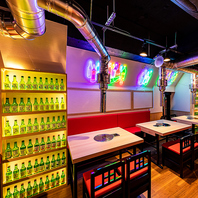 ネオン輝くポップな店内