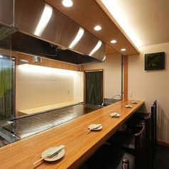 カウンター席は、落ち着いた雰囲気の中でリラックスしながらお食事を楽しむことができます。何よりも、鉄板焼きの調理風景を目の前で楽しめるのが魅力のお席。お一人様やカップルに最適で、気軽に訪れていただけるアットホームな空間を提供しています。