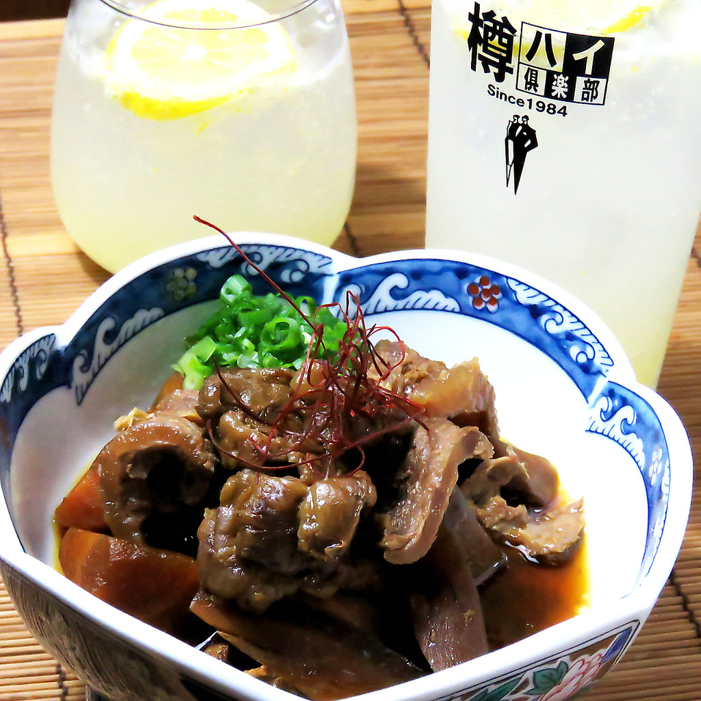 継ぎ足しして造り上げた自家製スープで煮込んだ、牛すじ煮込みは絶品！自慢の味、ぜひ一度お試しを。