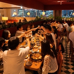 【テーブル席】広々としたおしゃれな店内は、女子会、合コン、会社宴会など様々なシーンに最適です。賑やかなスペインバルの雰囲気をお楽しみください。