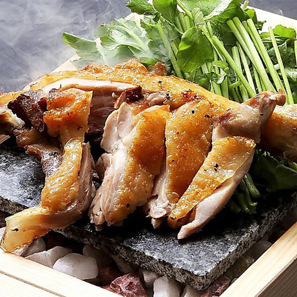 名物の冠地鶏の炙り焼き1408円(税込)。烏骨鶏を交配し誕生した県産地鶏！適度に柔らかくジューシー!!