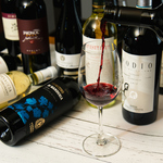 ソムリエ厳選の約４５種のワインをイタリアを中心にご用意、お食事とのマリアージュをお楽しみ下さい