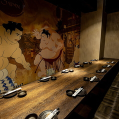 12名様～ご利用可能・各種ご宴会にぴったりな掘りごたつ個室。会社のお集まりなど、各種ご宴会には12名様～ご利用可能なこちらのお部屋がおすすめ。ゆったりとしながら一体感もある落ち着いた空間は、宴会など様々なシーンに選ばれています。お部屋をつなげれば54名様前後の大宴会個室に。お気軽にご相談ください。