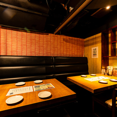 【3~8名】総席数<85席>の広々とした店内は、レイアウトも自由自在!2名様~団体様までご案内可能!貸切でのご予約も承っておりますので、お気軽にお問い合わせください。飲み放題付のお得なプランも多数ご用意しております。