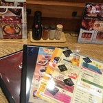 牛たん、天ぷら、海鮮丼、寿司、煮込み料理、牛たんソーセージ、餃子、サラダなど豊富なメニュー！