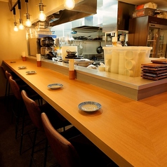 ●L字カウンター席●【1～2名様】お席の間隔を広く取ったカウンター席をご用意。スタイリッシュなL字カウンター席はオープンキッチンでゆっくり鳥料理を楽しめます♪デートはもちろん、ご夫婦でのお食事や、会社帰りの気軽な一杯にもぜひご利用ください。