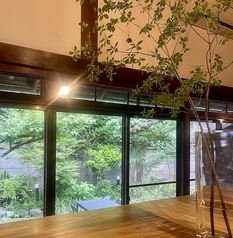 コの字のカウンター席を6席ご用意しています