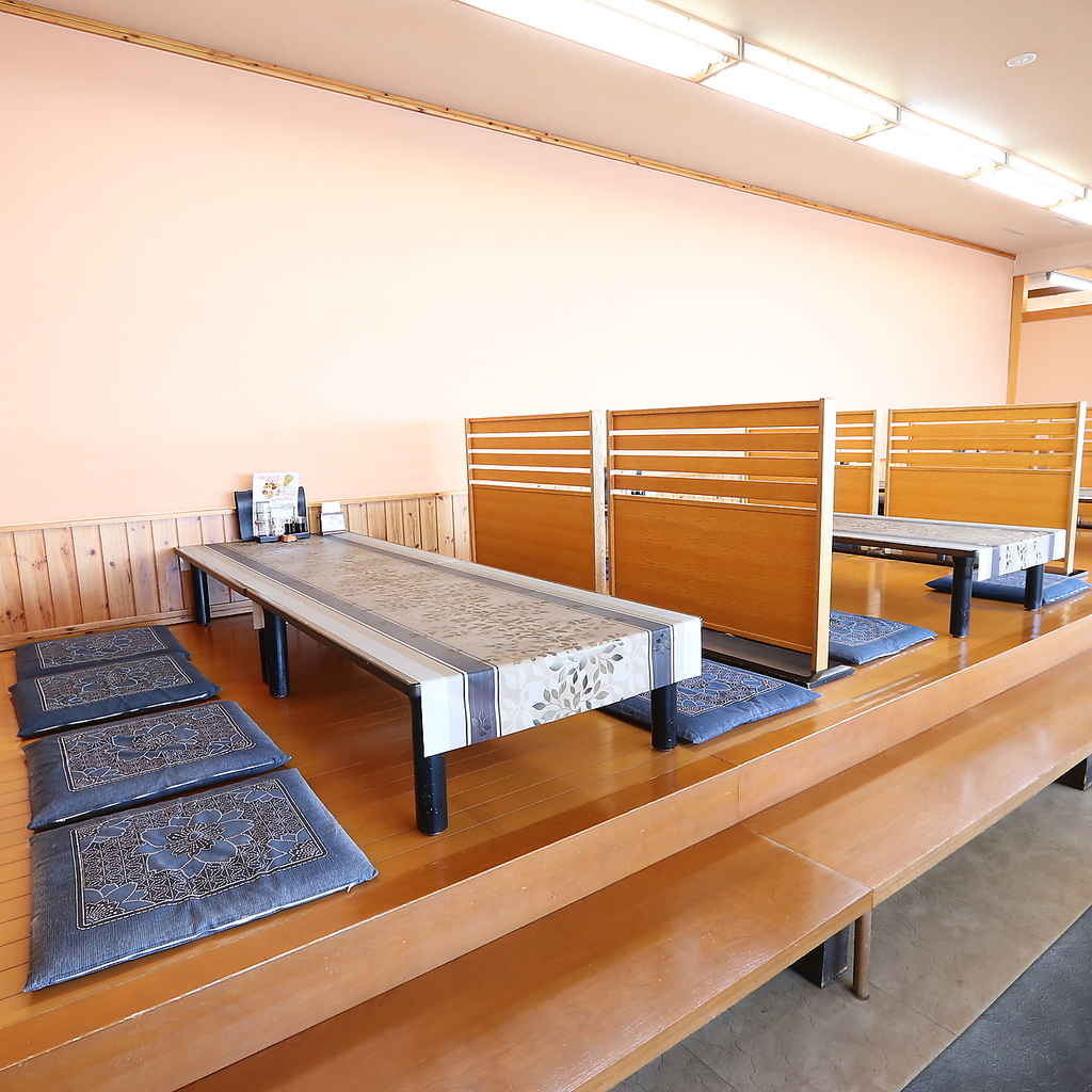 木のぬくもりを感じる落ち着いた座敷席。仕切りがあり家族やグループでゆったりと食事が楽しめます。