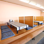 木のぬくもりを感じる落ち着いた座敷席。仕切りがあり家族やグループでゆったりと食事が楽しめます。