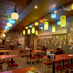 会話が弾むにぎやかな店内。話好きの店員ばかりなので、あちこちで笑い絶えない店内。店員とお客様、そして隣り合わせたお客様同士など店内一体になった雰囲気が、常連さんが気に入っていただいているポイント。