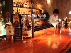 ゆったりとした時間を過ごせる、自慢のロングカウンター。