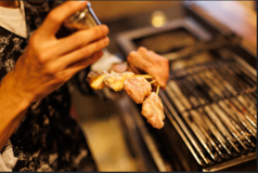 朝挽き鶏を備長炭で焼く香ばしさと旨みにこだわり