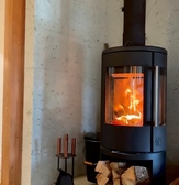 冬の時期には暖炉やストーブが灯ります。炎の揺らめきと温かさが、ほっと癒される時間に…