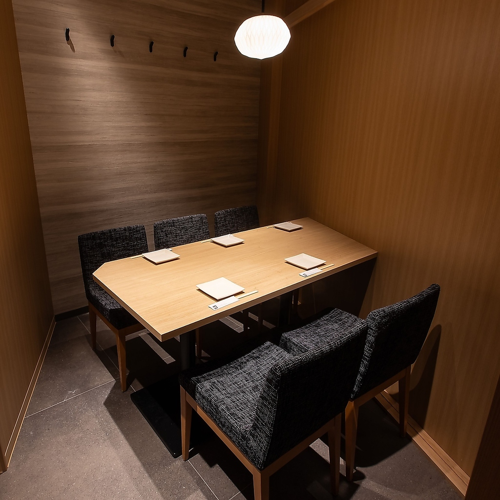 周りを気にしない個室空間で料理と共に心地よいひとときをお過ごしください。