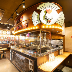 カウンター席に囲まれた焼き場を舞台に、調理人が魅せる豪快な若鶏焼きを、気軽に!楽しく!“がっつり”味わえる!本当の鶏の旨味を実感できるお店。