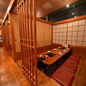 靴を脱いでゆったりとくつろげる掘りごたつ席の半個室を多数ご用意しております。仕切りを外せば最大32名様までの宴会場としてもご利用いただけます。