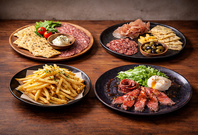 肉料理を中心におつまみも充実