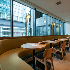 【全3エリアの店内】グランフロント大阪北館６Fの、明るく開放的なカフェ&レストラン。テラス席を含め、160席以上のお席をご用意。お仕事帰りやパートナー・友人と、またおひとりでもお気軽にご利用いただけるよう「THE EAT」「THE BAR」「THE SUQARE」の３エリアで構成◎