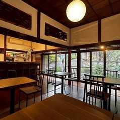 お庭を望むテーブル席