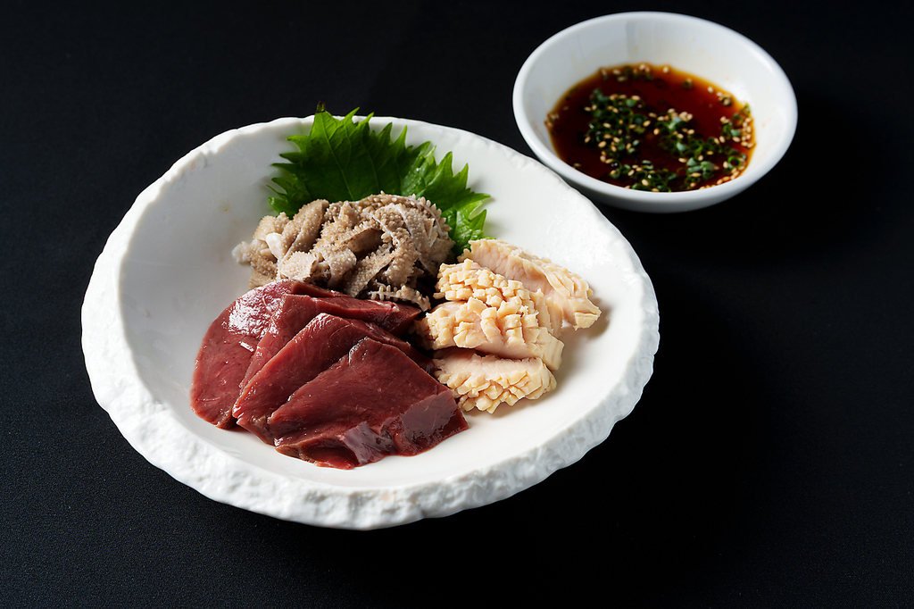 ホルモンや肉刺しなど、新鮮なお肉を仕入れられる当店だからこそ楽しめるひと皿はお酒がすすみます！