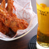 【SORACHI1984専用ビールサーバー】こだわりの鶏料理をさらに引き立てるため、SORACHI1984専用のビールサーバーを完備しております。伝説のホップが生み出す凛とした香りと深みのある味わいを、最高の状態でグラスに注ぎます。