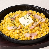 大人から子供までみんな大好き、居酒屋の定番メニュー!たっぷりのバターでコーンをじっくり炒め、香ばしい醤油の香りが食欲をそそります。口の中でプチプチと弾けるコーンの甘みと、バターのコクが溶け合う至福の味わい。鉄板の熱々感もたまりません。ビールやサワーのお供に、まずは頼みたい安心の一皿です!