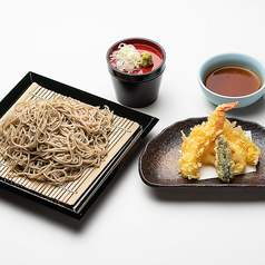 揚げたて天ぷらと香り豊かな蕎麦を楽しむの写真