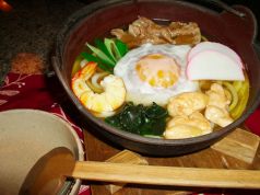 寒い季節には鍋焼きうどんが人気！