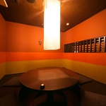 料理を囲んで団欒できるテーブル席。楽しい一時をお過ごし下さい・