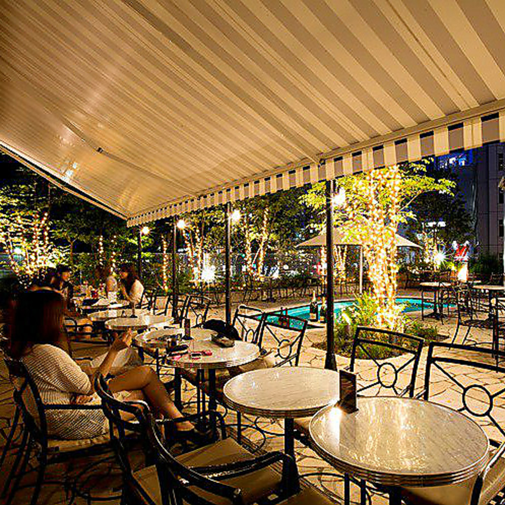 風が心地よい季節はテラス席をおすすめします。普段と違った雰囲気の中でいただく料理の味わいは格別