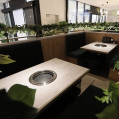 【BOXソファー席：6名様、4名様】同僚との飲み会やご家族とのお食事に。両側ソファーになっているBOXソファー席は、6名様卓と4名様卓をご用意。程よいプライベート感のあるお席で、ゆったりと寛ぎながら黒毛和牛の焼肉をお楽しみいただけます。ご家族でのお食事はもちろん、会社の同僚との飲み会や女子会にも最適です。