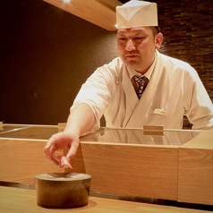 職人の技術を目の前で楽しめるカウンターは当店の特等席。