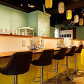 気軽にお仕事帰りのサク飲みや特別なデートにもおすすめのお洒落なカウンター席で、ゆったりとお酒をお楽しみいただけます。リラックスした時間を過ごしながら、心地よい空間でお酒をご堪能ください。