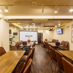 【女子会・合コン・二次会】9名様迄収容可能なテーブル席♪合コンや女子会、少人数の宴会等に最適！！！♪オシャレで広々とした店内には大型スクリーンやモニター、アミューズメントとして22:00以降カラオケも完備◎