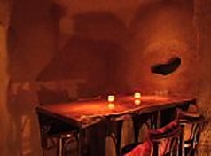 5名席のテーブルがあり、３～５名様専用スペース。