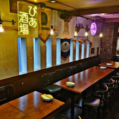 ネオン輝く賑やかなネオ大衆居酒屋空間・少人数テーブル席