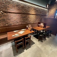 開放感のある店内で食べて飲んで盛り上がりましょう！
