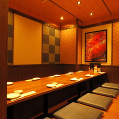 【掘りごたつ宴会】新年会などの各種会社宴会、同窓会、二次会など大人数での団体利用まで、幅広い用途にご利用いただける掘りごたつ席ございます。みんなでワイワイたくさん飲んで食べて盛り上がるも良し、ゆっくりと語らいながら過ごすのも◎