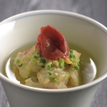 上品でさっぱりとした味わいが広がる逸品はお口直しなどにも最適。彩り鮮やかな梅が風味を添えます。