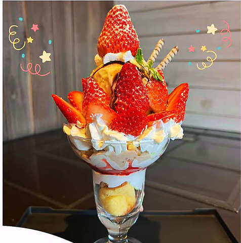 海も眺望できる、シックな空間でゆったりとお過ごしいただけるダイニングバー