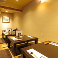 総席数50席の店内は、活気あふれるにぎやかな空間。ゆったりくつろげる掘りごたつ席をご用意しており、仲間との飲み会や宴会にもぴったりです。最大26名様まで対応可能なので、会社宴会や打ち上げ、大人数での集まりにもおすすめ！美味しい料理とお酒を囲みながら、楽しい時間をお過ごしください。
