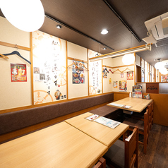 少人数の飲み会やご家族での夕食に最適なテーブル席です。美味しい焼鳥を囲んで賑やかな時間をお過ごしください。