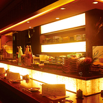 外の喧騒をよそに、広がるオープンキッチンカウンター