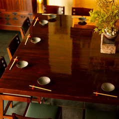 ゆったり広めのカウンター席。8名様程でも向かい合いながらのお食事も出来ます♪