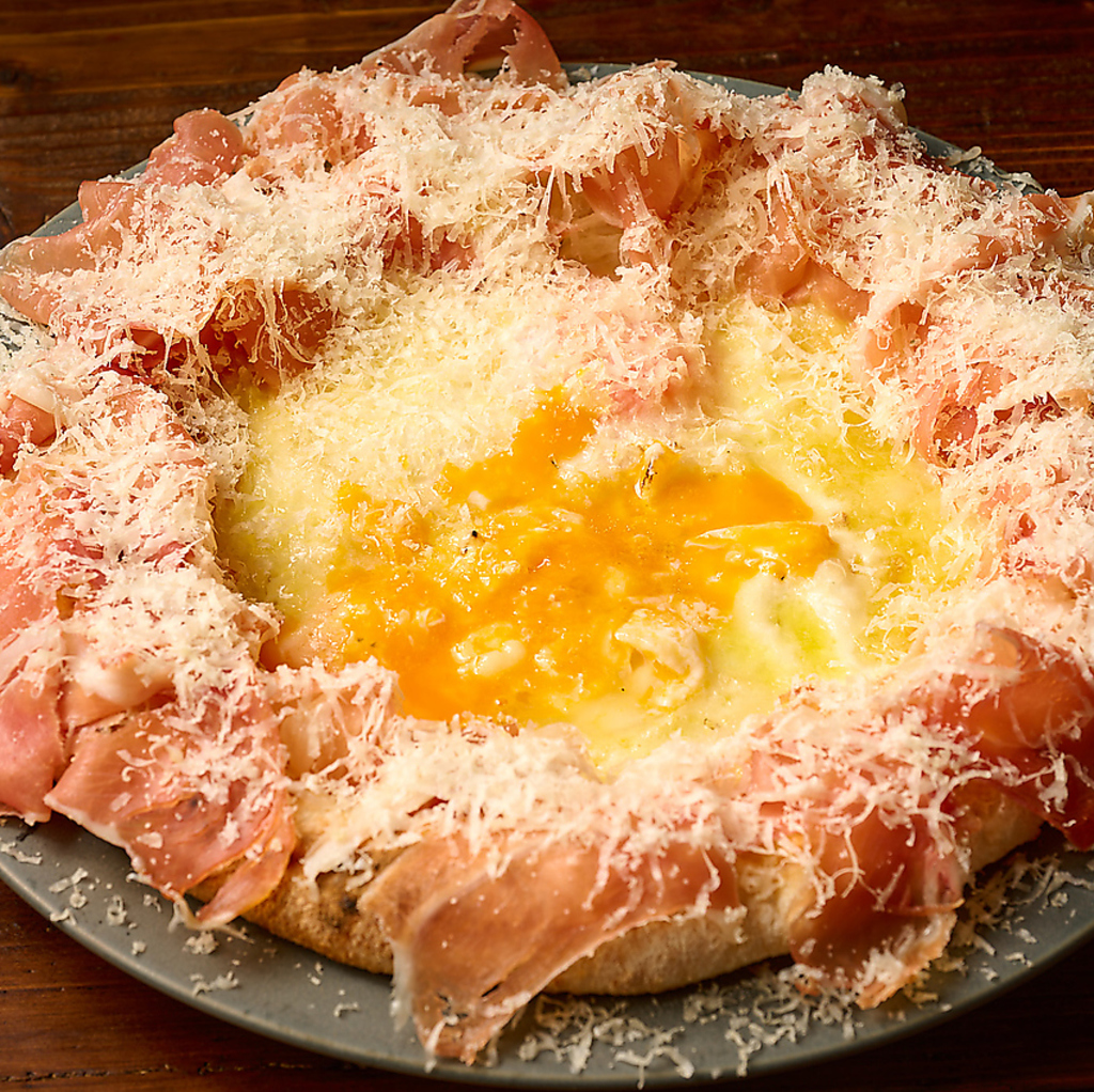 300℃の高温で一気に焼きあげる！ナポリマン自慢の窯焼きピザは豊富な種類をご用意！